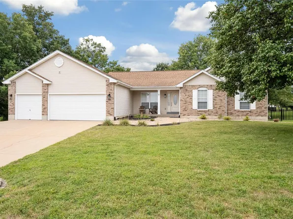 11 Club Ct, High Ridge, MO 63049