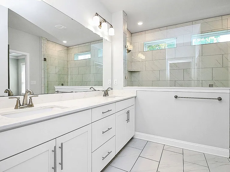 2536 Barry St — Photo 17