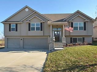 13055 NW Hawthorne Dr, Platte City, MO 64079