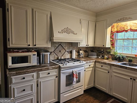 4th image of 613 Old Macon Rd