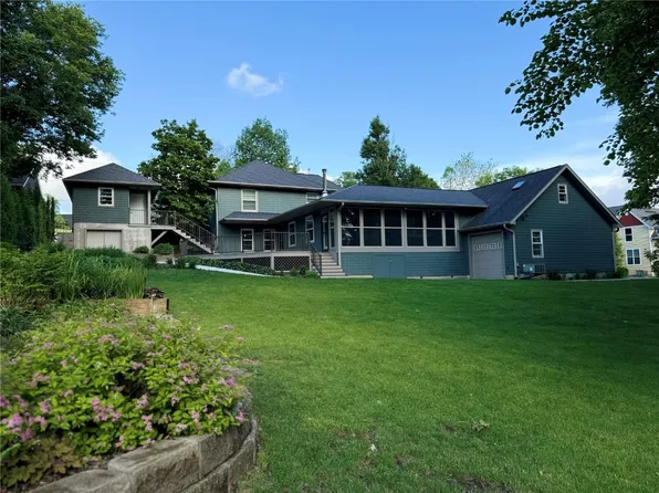 327 10th Ave SW, Mount Vernon, IA 52314
