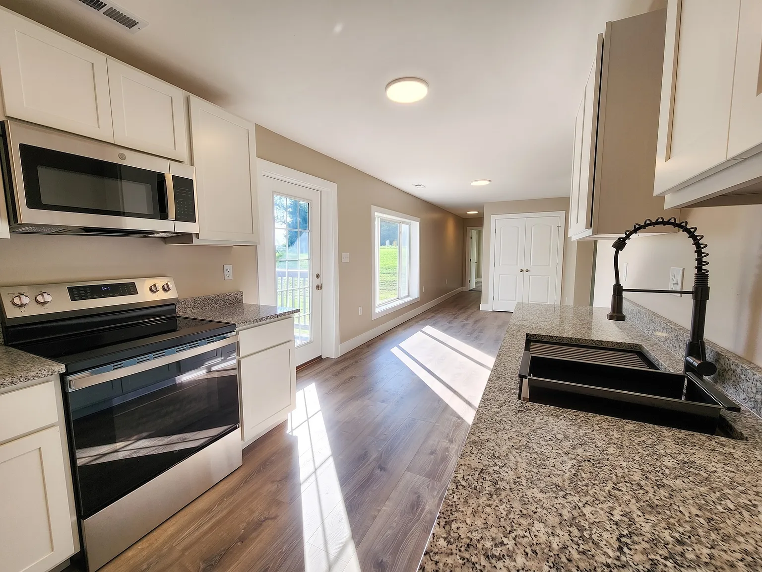 4 bed, 1700 sqft, $2,500 — Photo 2