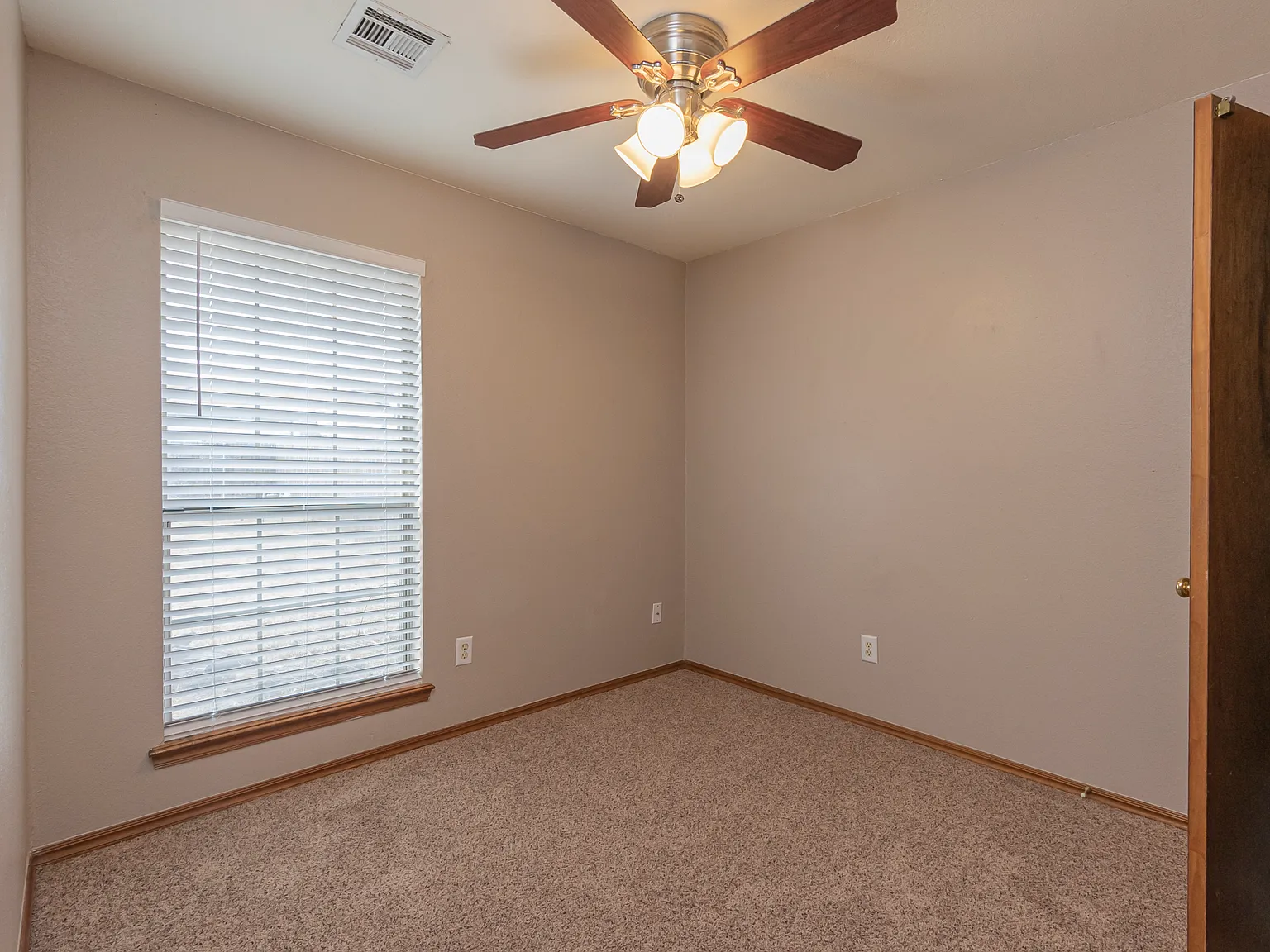3 bed, 1.5 bath, 950 sqft, $1,295 — Photo 3