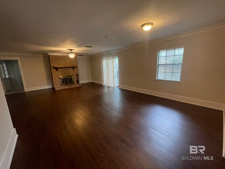 107 Brentwood Dr — Photo 2