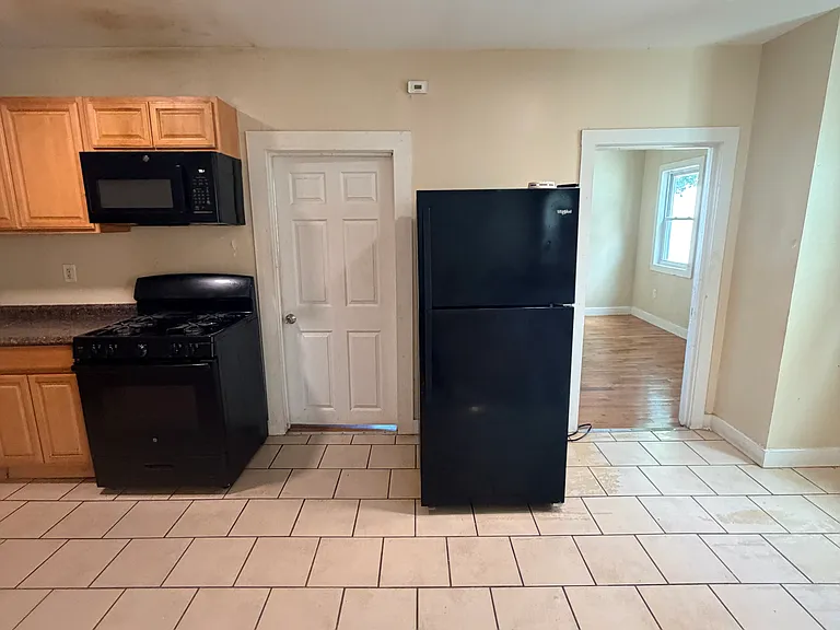564 Howard Ave #2L — Photo 3