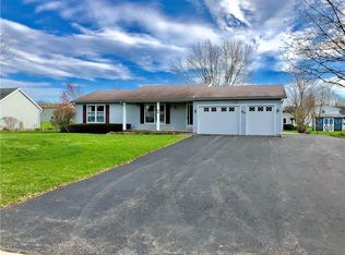 50 Woodstock Ln, Brockport, NY 14420
