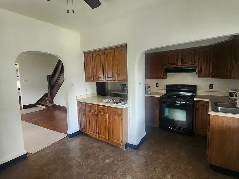 456-58 Strayer St — Photo 7