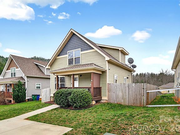 3rd image of 18 Yarrow Meadow Rd