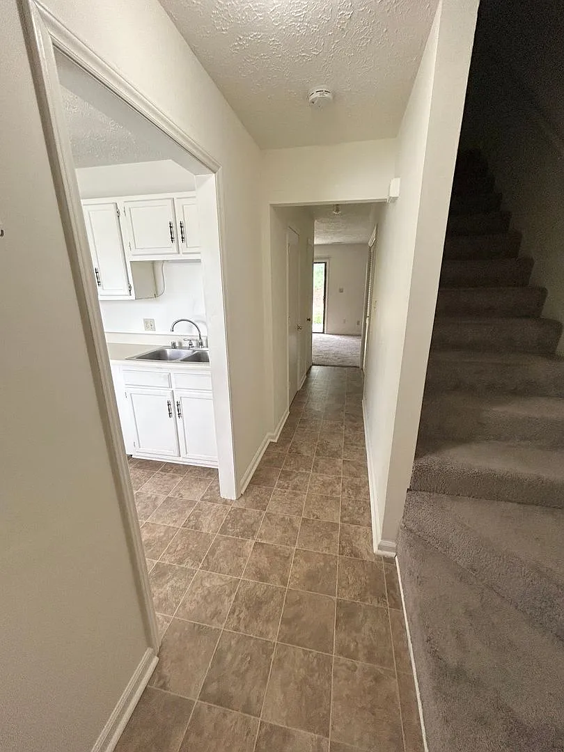 Spacious Townhome Near Campus — Photo 2