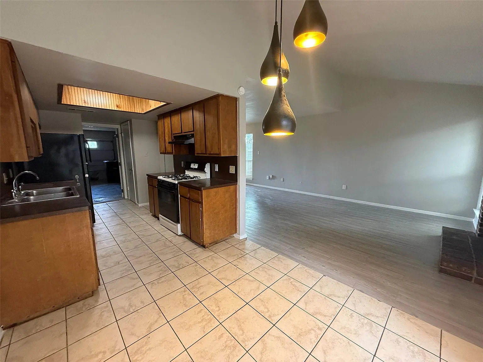 2 bed, 1.5 bath, 1071 sqft, $1,570 — Photo 3