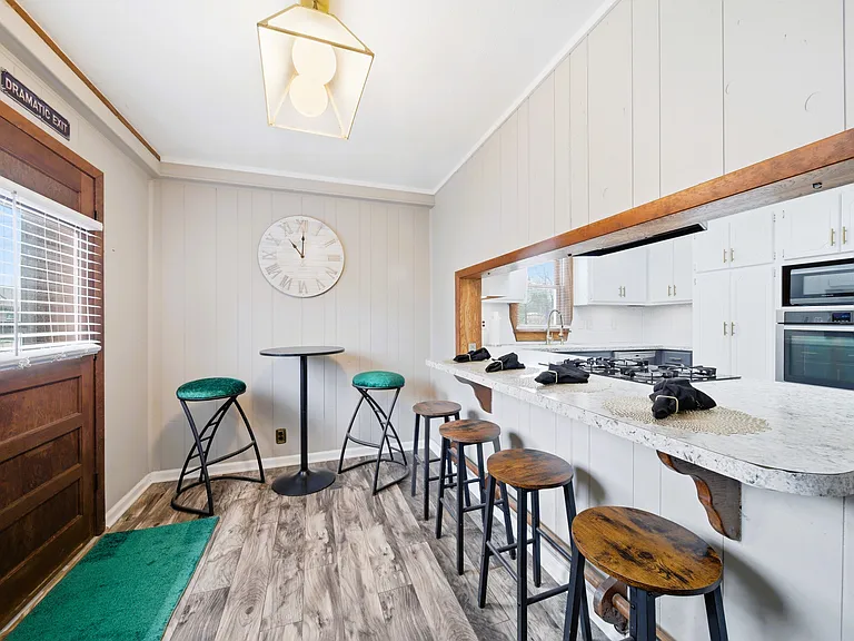 411 N Oak Ave — Photo 10