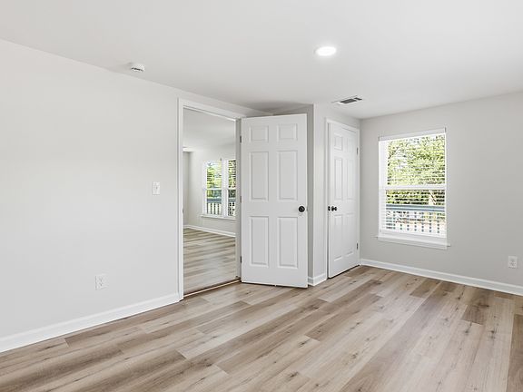 5th image of 1009 W 52nd St