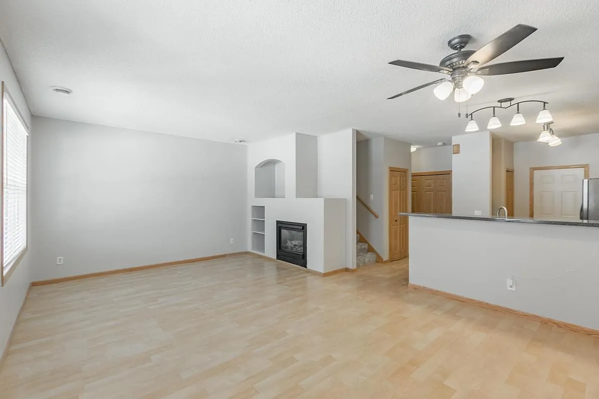 3 bed, 2.5 bath, 1606 sqft, $2,299 — Photo 2