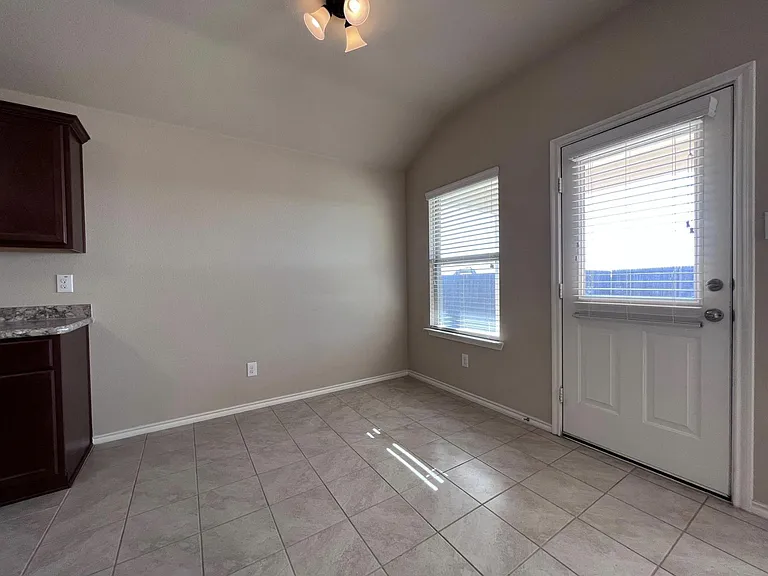 319 Plum Dr — Photo 7