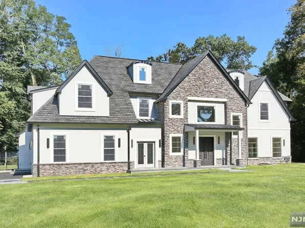 1 Sandstone Ct, Montvale, NJ 07645