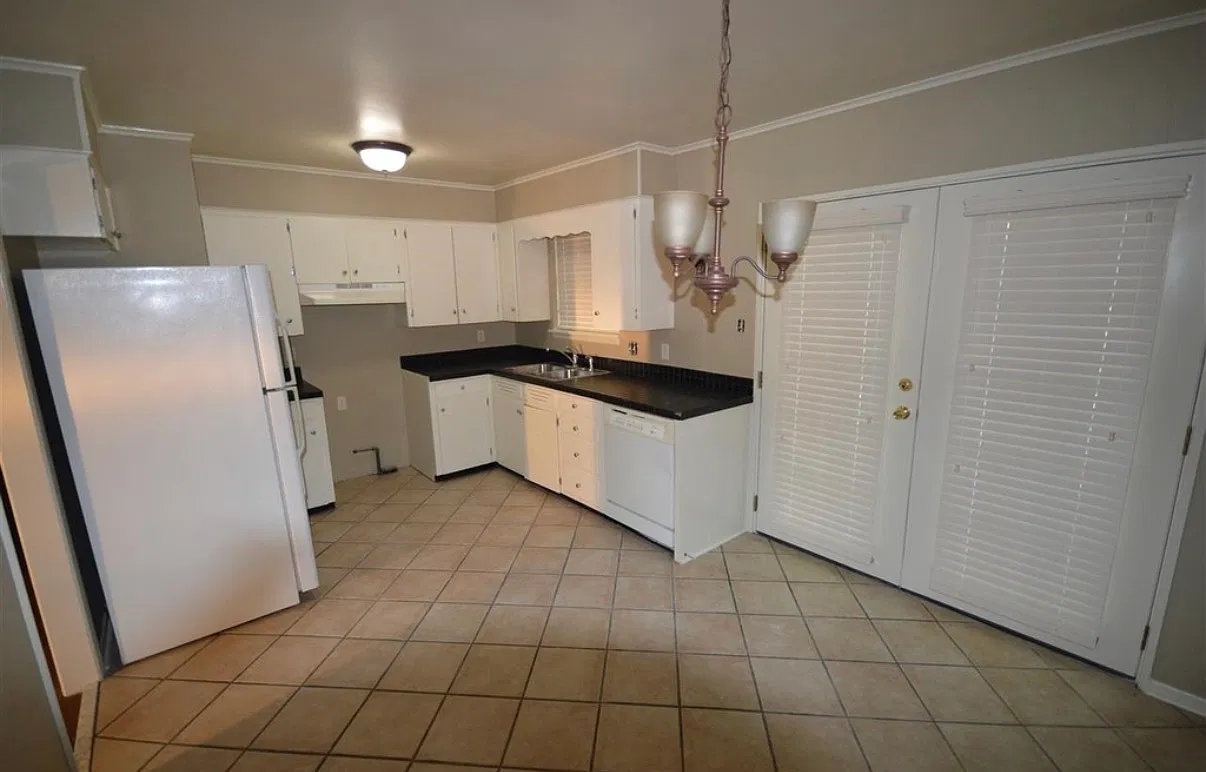 3 bed, 1.5 bath, 1026 sqft, $1,200 — Photo 4