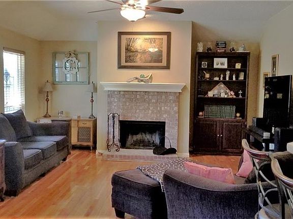 3rd image of 1003 Greenbriar Ln
