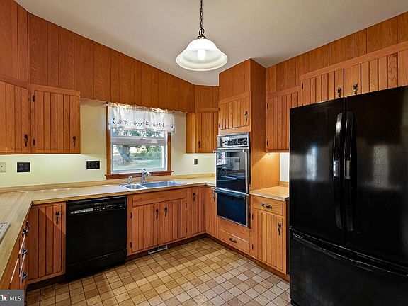 4th image of 6 Dew Rd