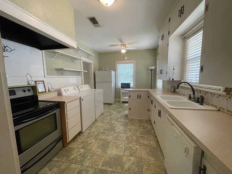 250 E Fairview St — Photo 6