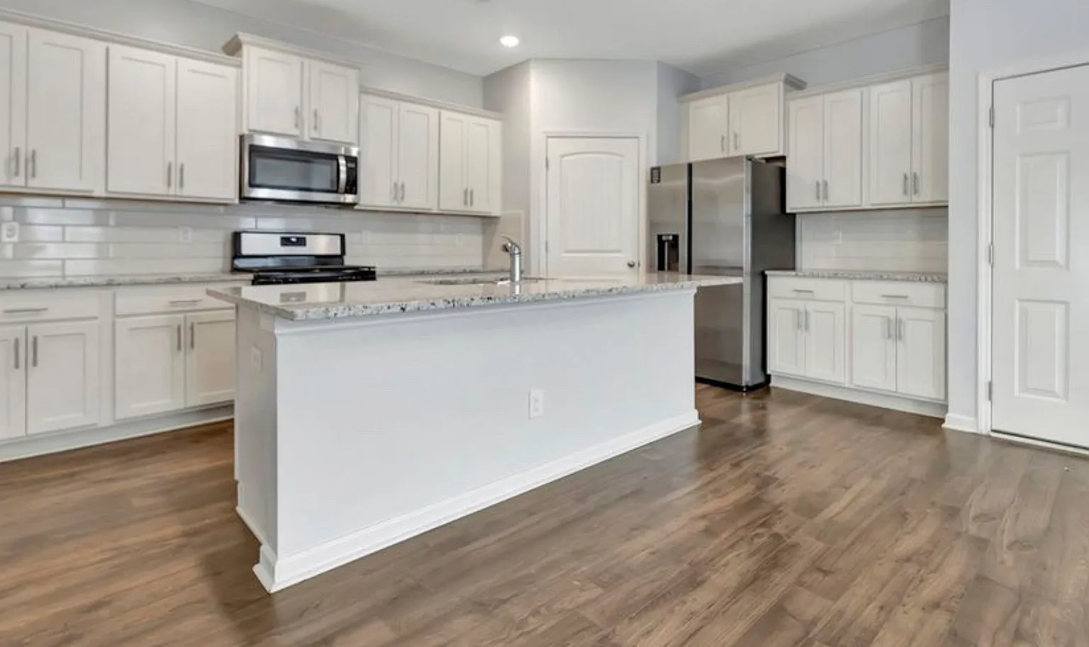 5 bed, 2382 sqft, $2,400 — Photo 3