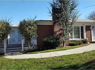 10 Valente Dr, Cranston, RI 02920