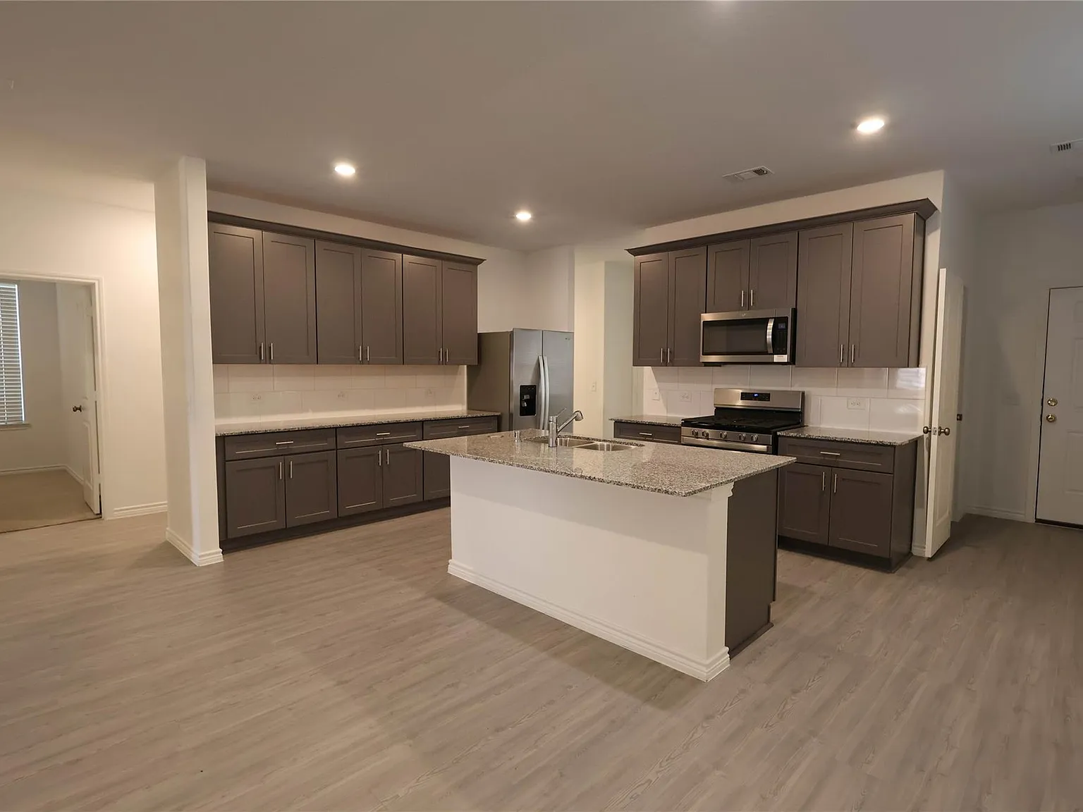 4 bed, 2.0 bath, 2017 sqft, $2,225 — Photo 4