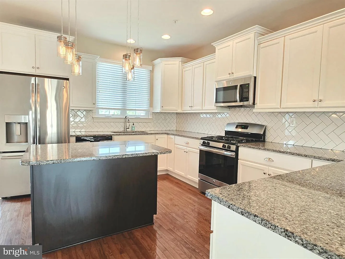 3 bed, 2.5 bath, 1922 sqft, $2,900 — Photo 4
