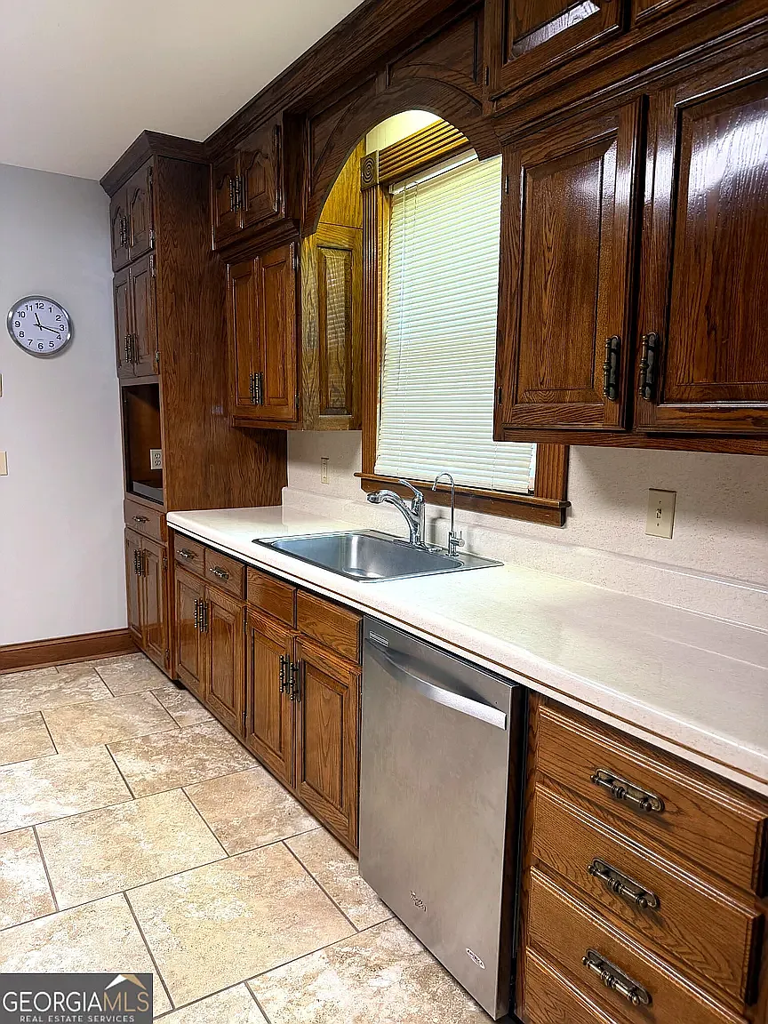 5 bed, 5700 sqft, $3,800 — Photo 4