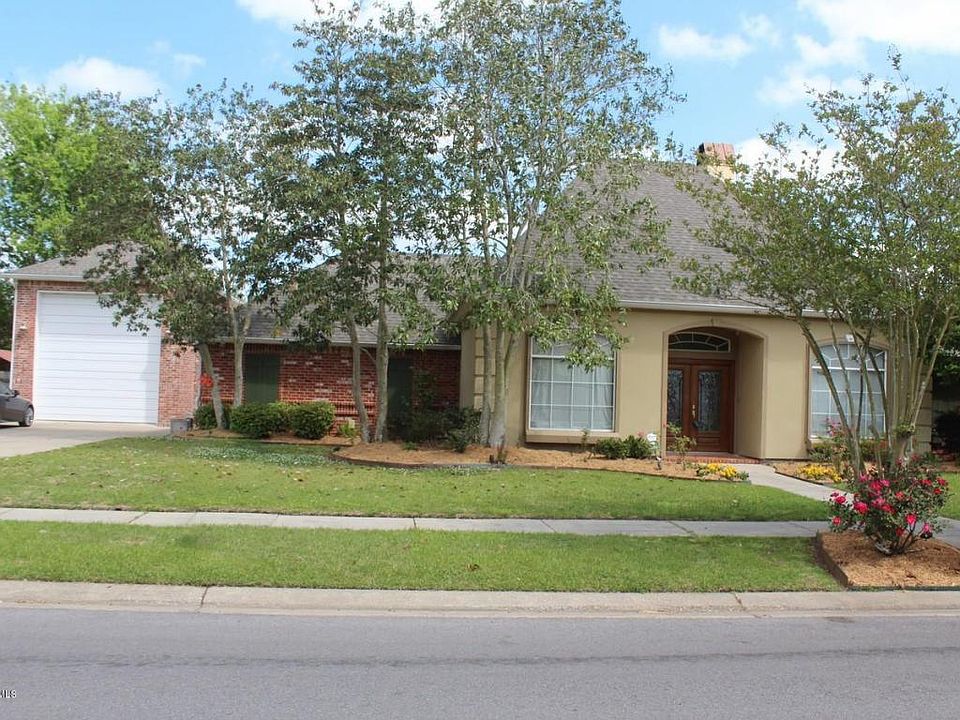 1st image of 208 Hidden Wood Dr