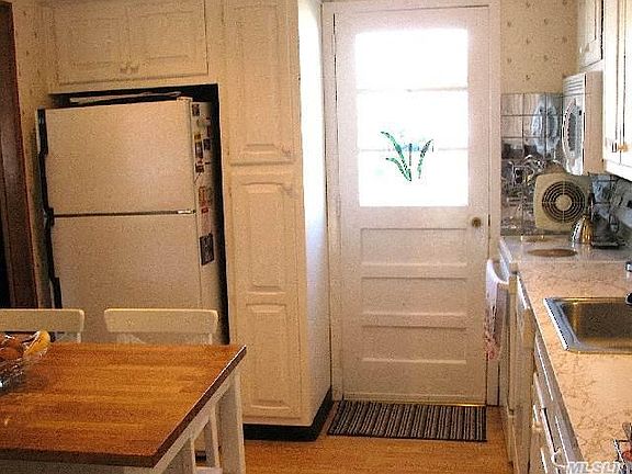 4th image of 276 Seaford Ave
