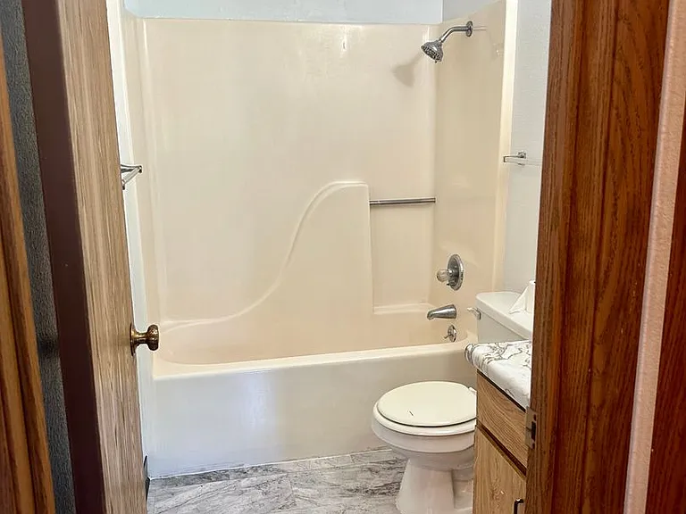 2 Bedroom 1 Bathroom Apartments — Photo 9