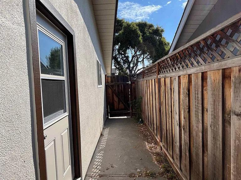 2000 Santa Cruz Ave — Photo 25