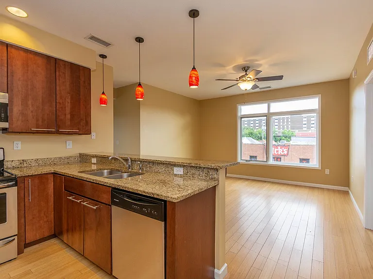 422 E Kirkwood Ave — Photo 5