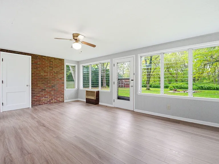 3233 Brady Ln — Photo 4