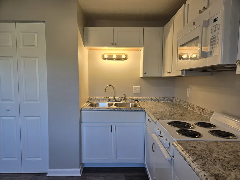 609 Main St #13 — Photo 4
