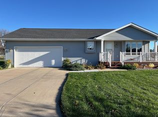 1506 N Pine Ridge Ct, Juniata, NE 68955