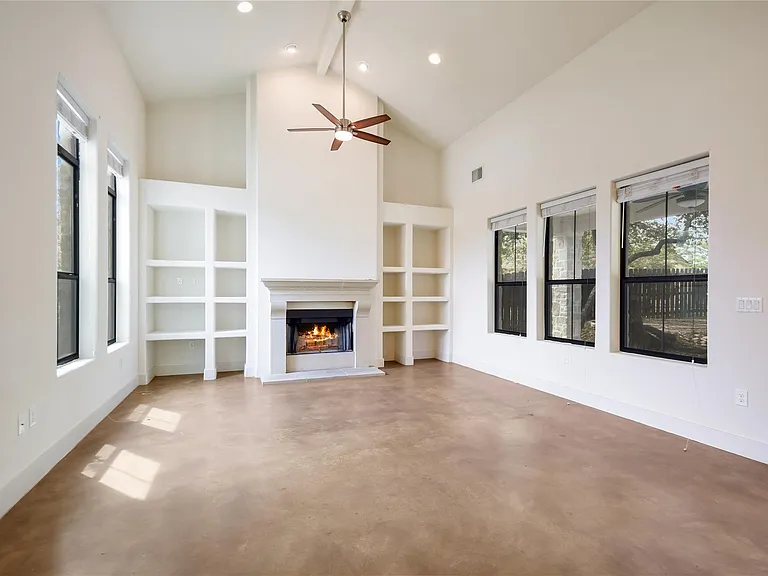 18400 Lakepoint Cv — Photo 4