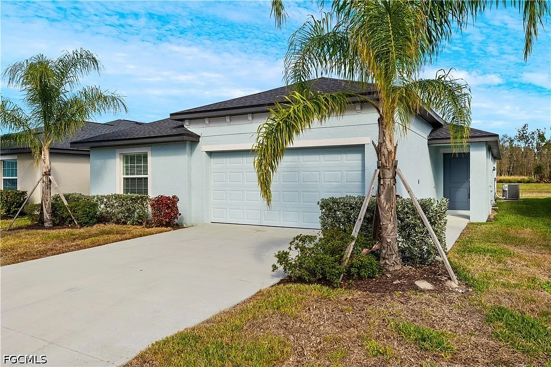 4 bed, 2.0 bath, 1812 sqft, $2,100 — Photo 2