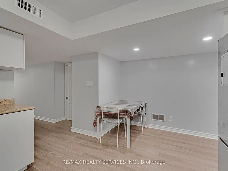28 Manzanita Cres #BASEMENT — Photo 10