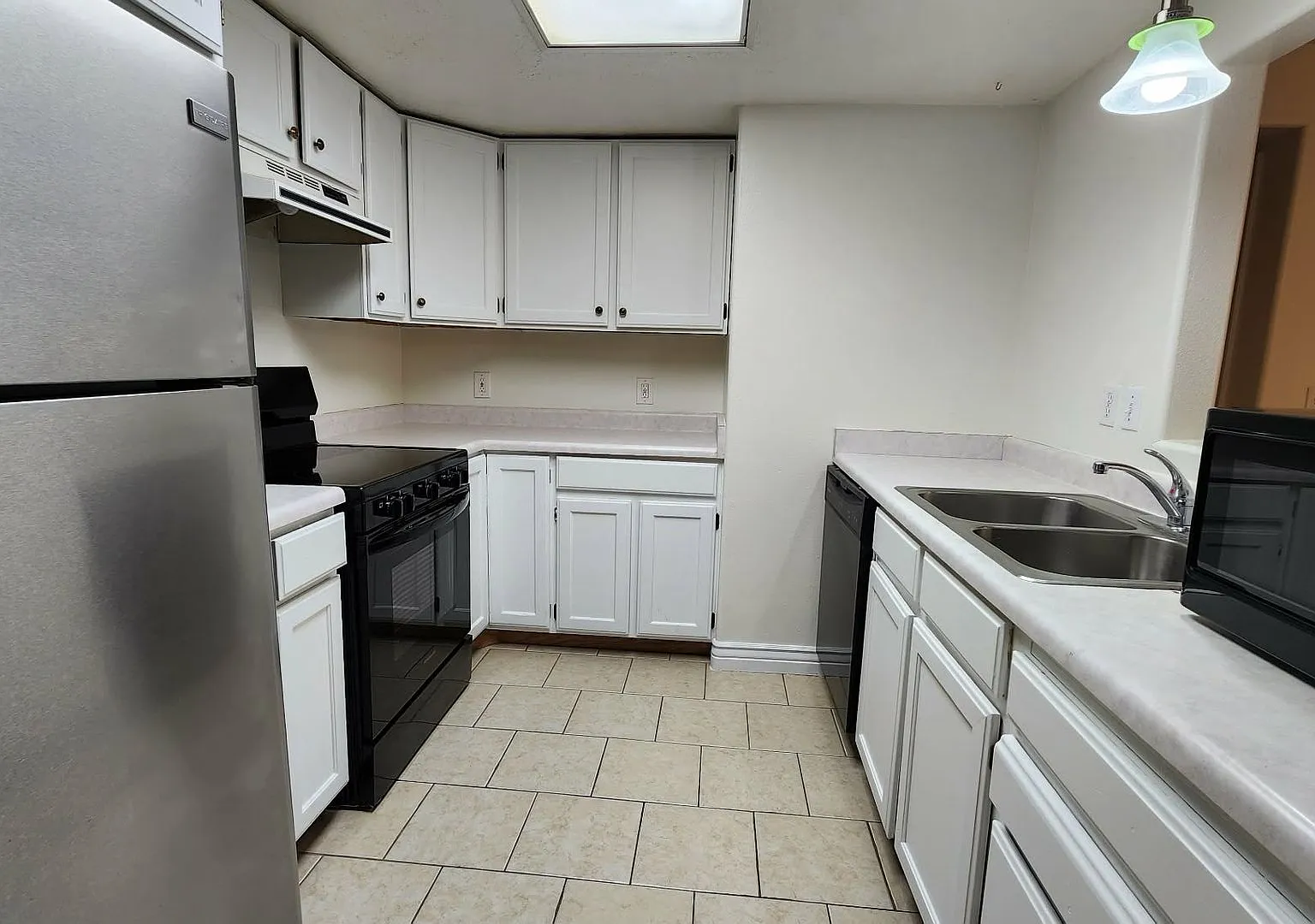 3 bed, 2.0 bath, 1047 sqft, $1,850 — Photo 4