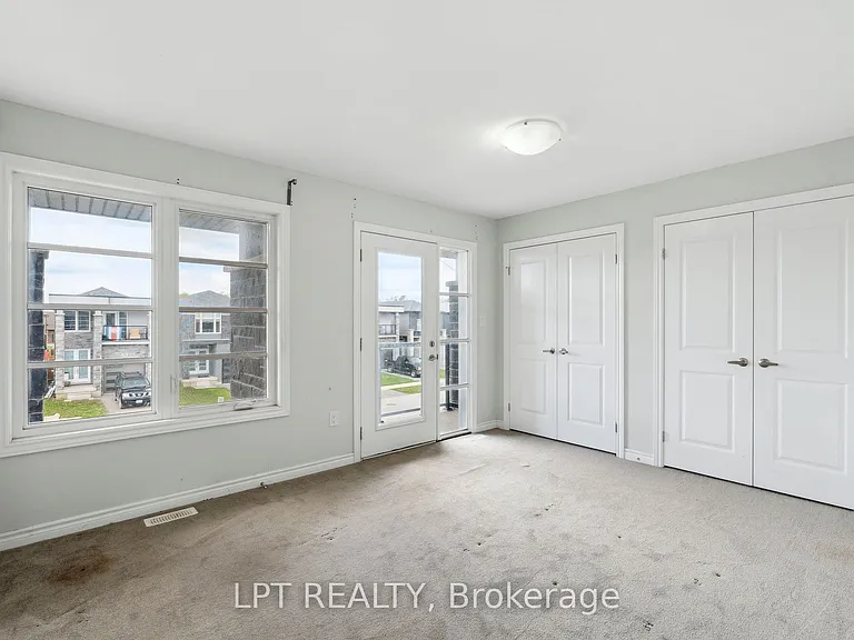217 Louise St — Photo 15