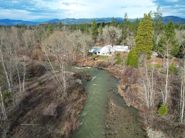 422 Lamont Way, Cave Junction, OR 97523
