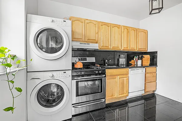 Rented by SERHANT. | media 8