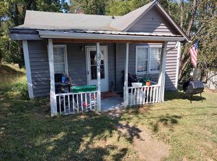 305 4th St SE, Pulaski, VA 24301