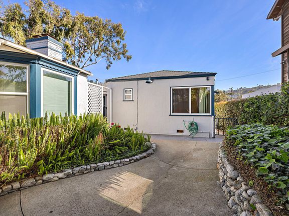 Rear walkway access from 538 Ramona Gate