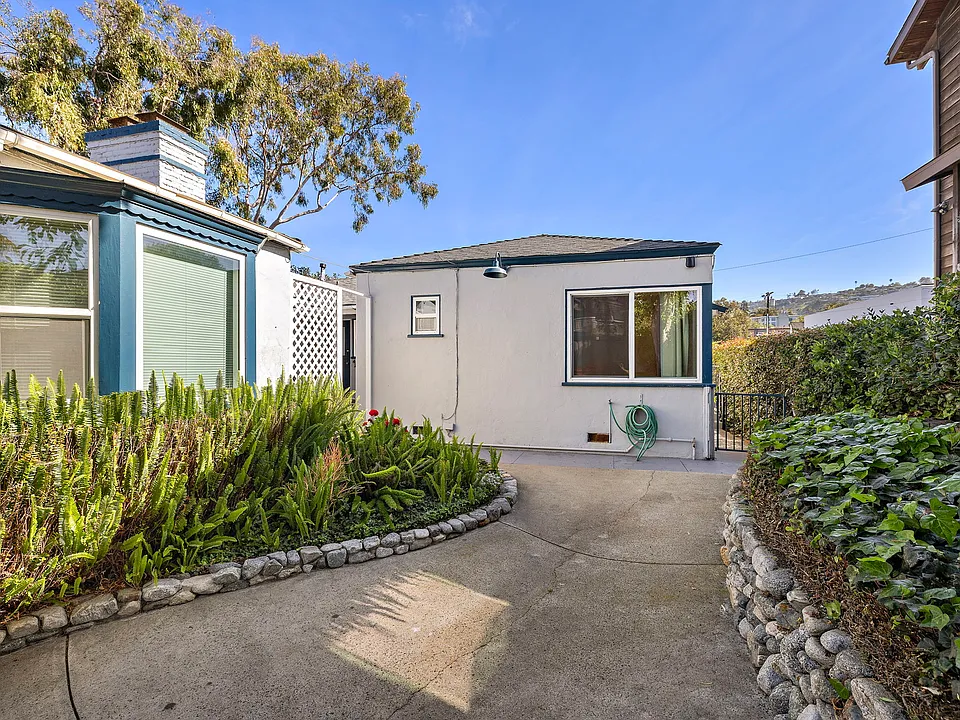 Rear walkway access from 538 Ramona Gate