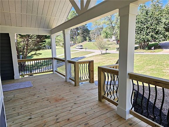 3rd image of 310 Hill Crest Cir