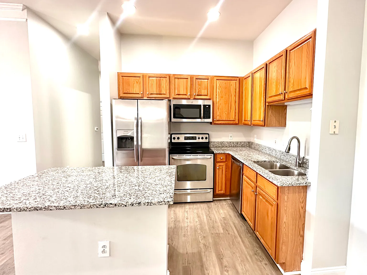 2 bed, 909 sqft, $2,000 — Photo 2