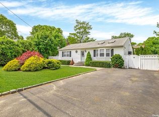 6 Hollywood Dr, Shirley, NY 11967