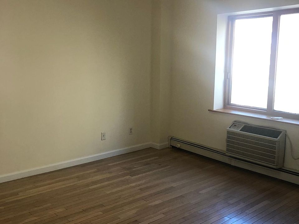 2nd image of 4231 Colden St #5A